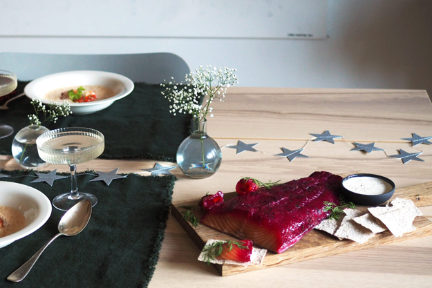 Rödbetsgravad lax med tunnbröd och pepparrotskräm  och hummerbisque