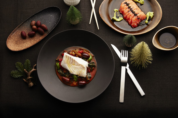 Laxsashimi med avokado och wasabigrädde och ratatouille med lättsaltad torsk och oliver