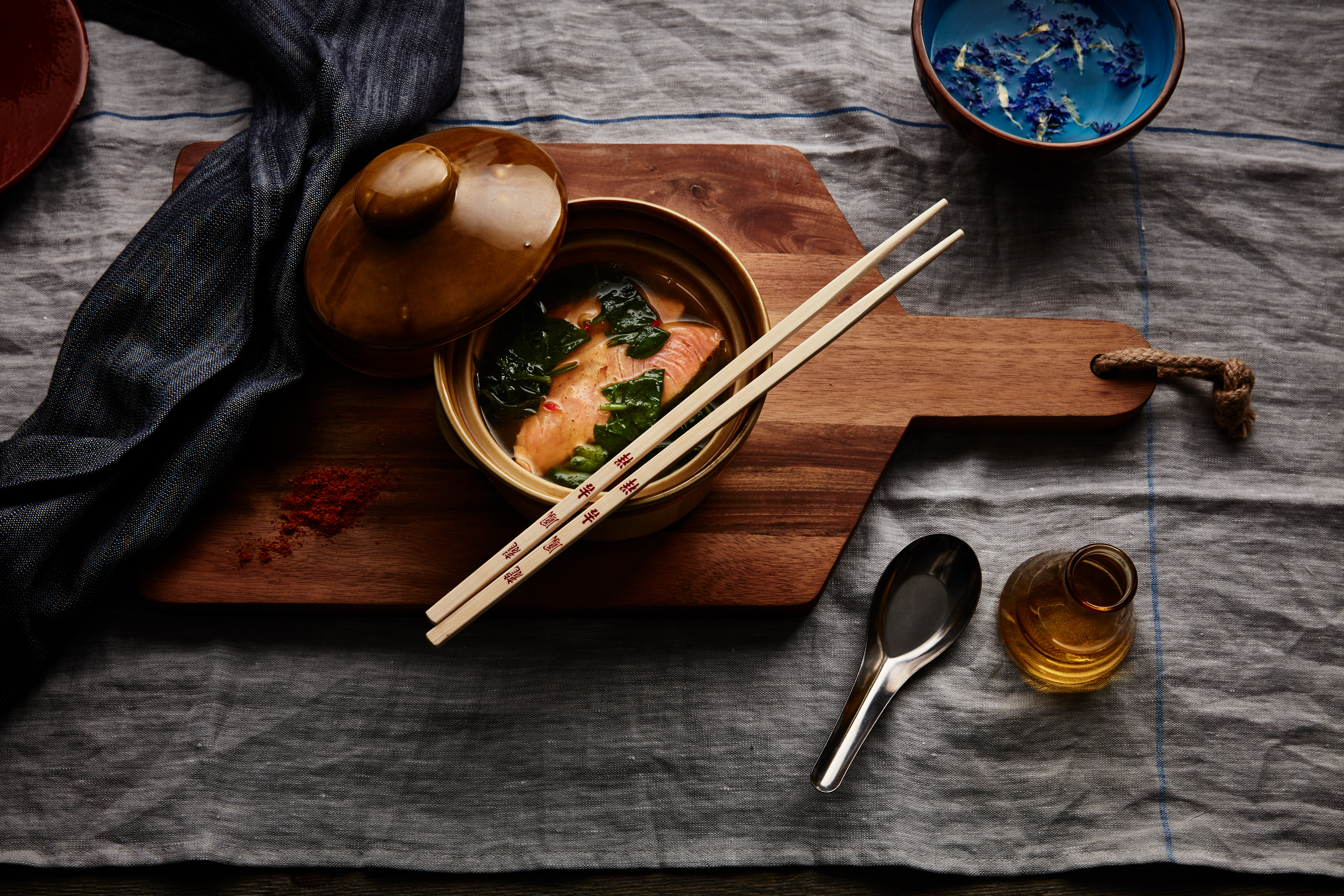 Hotpot med curry, röd chili, spenat och lax