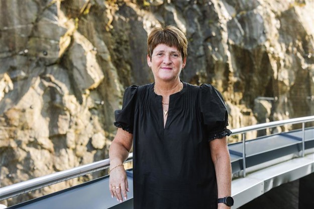 Portrettfoto utendørs av leder for ESG- og Kvalitet i Lerøy, Anne Hilde Midttveit