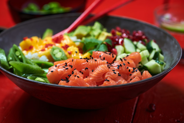 En fargerik pokébowl med laks, edamame, sjøgress