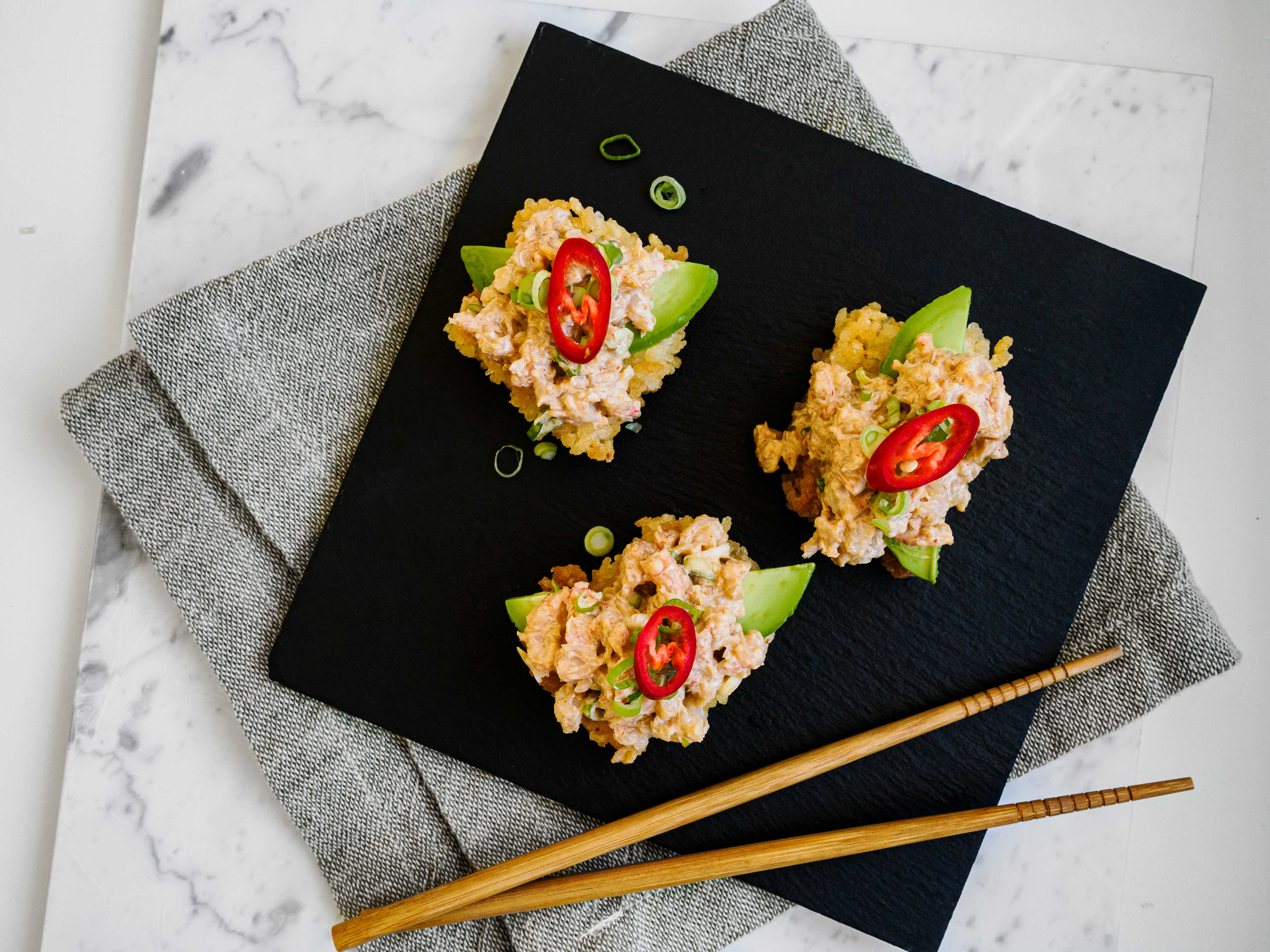 Skiver med crispyrice, reker og chili 