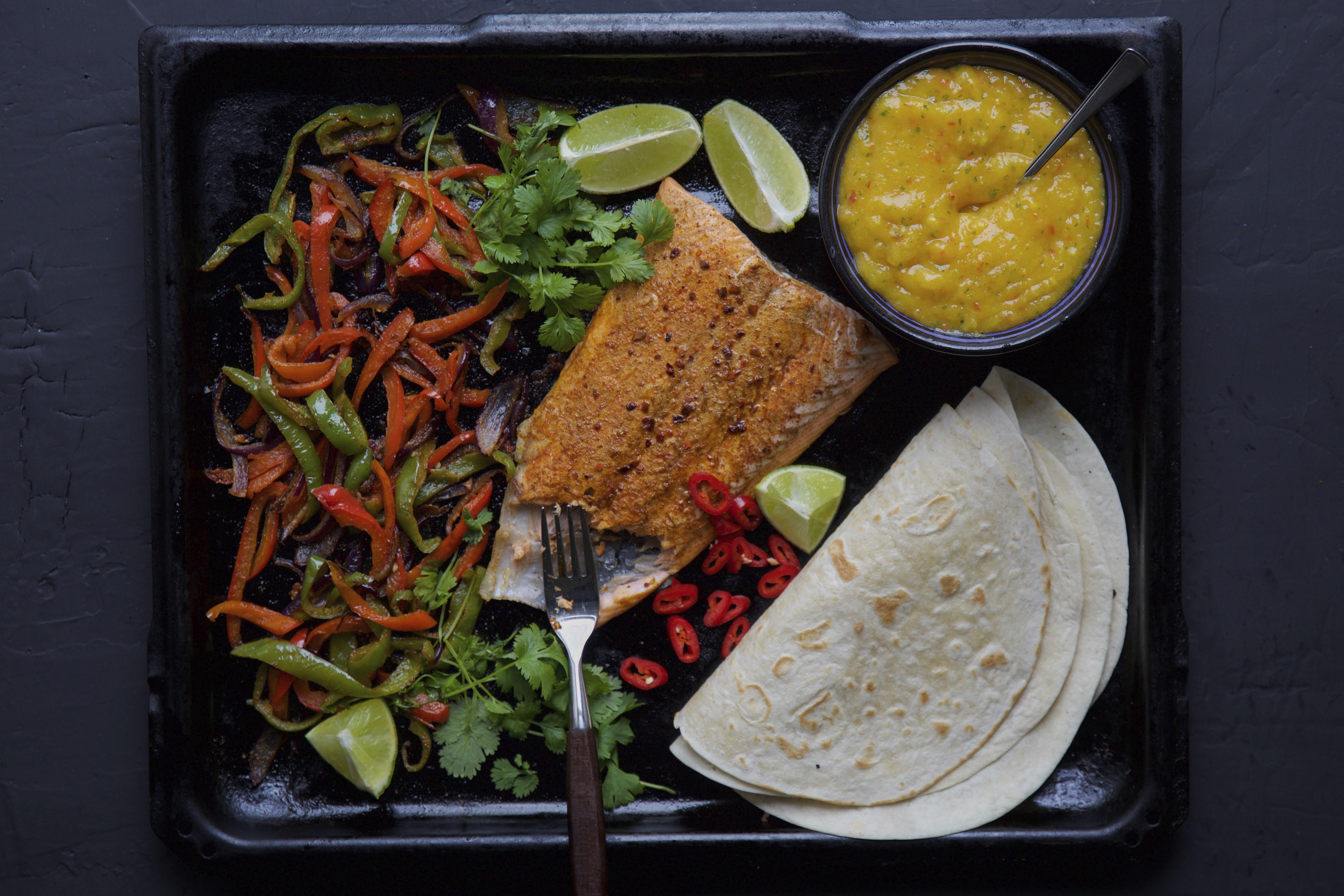 Fajitas med lax och mangosås