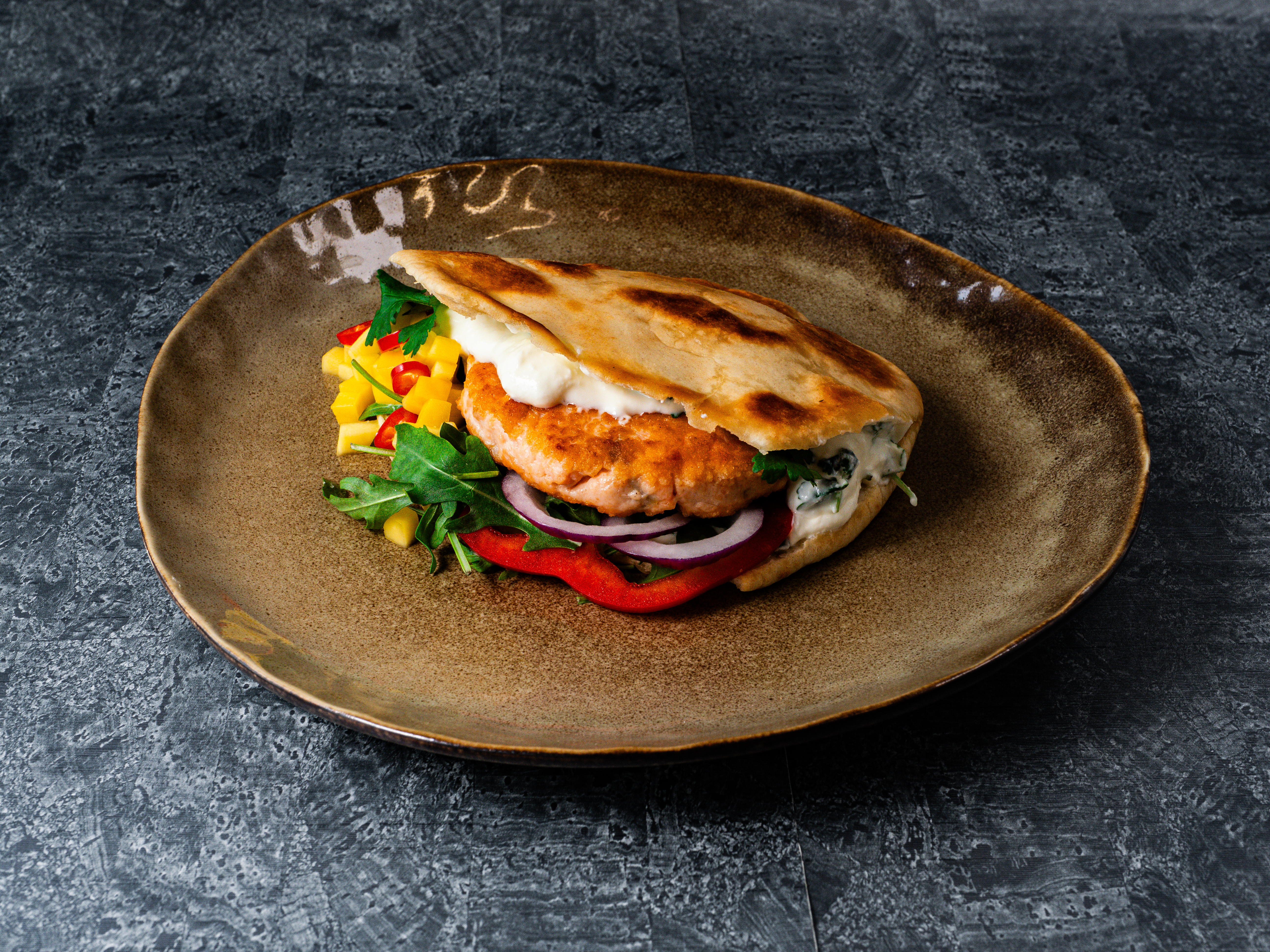 Fiskeburger i pitabrød med mango- og chilisalat 