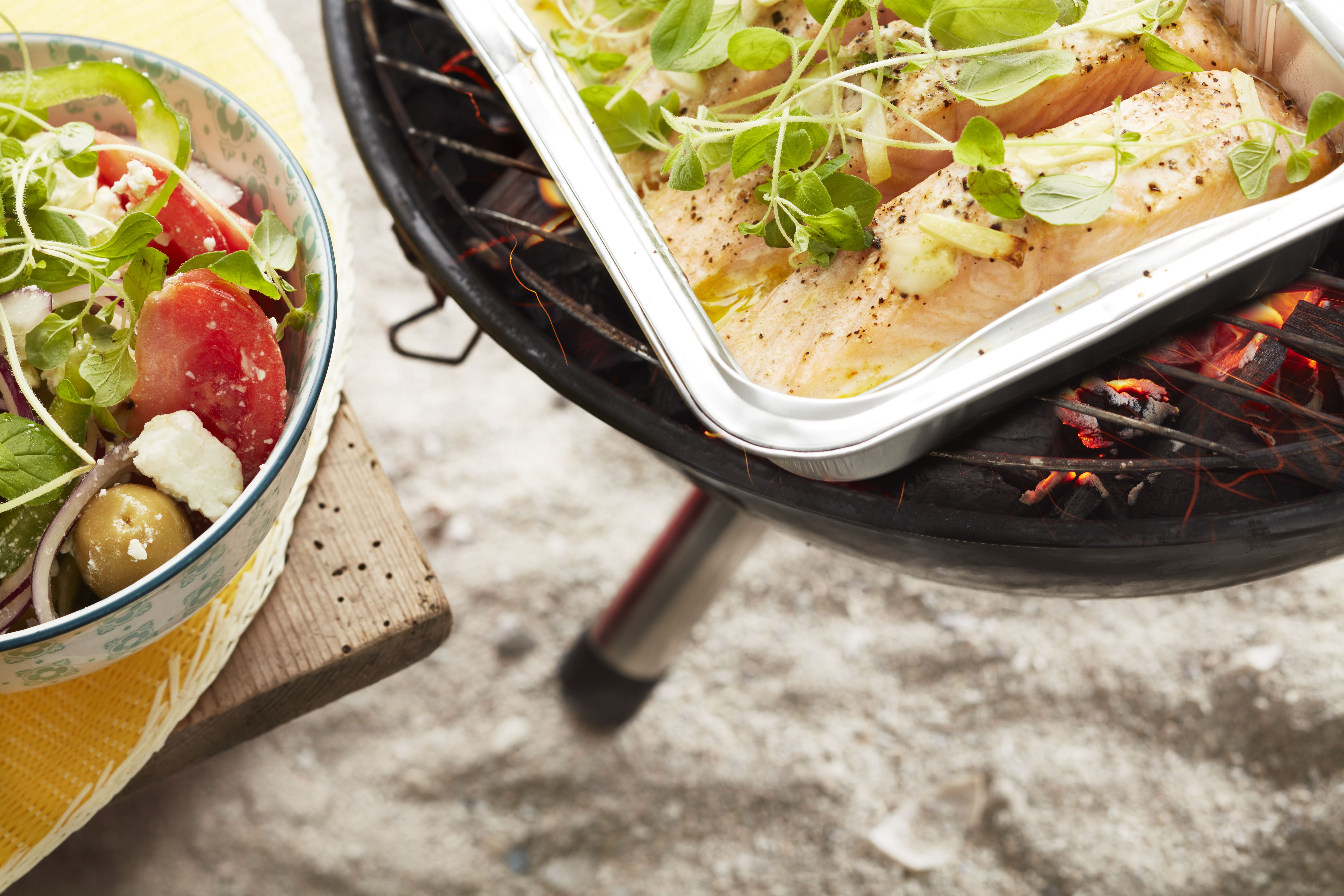 Grillad lax med vitlök och grekisk sallad
