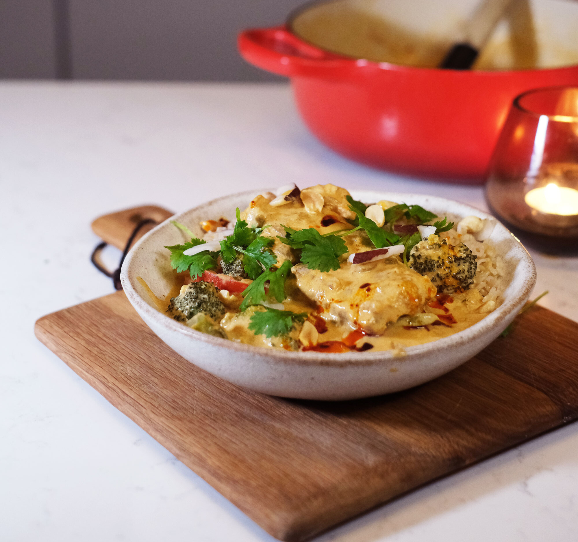 En tallerken på et bord med red curry med torsk