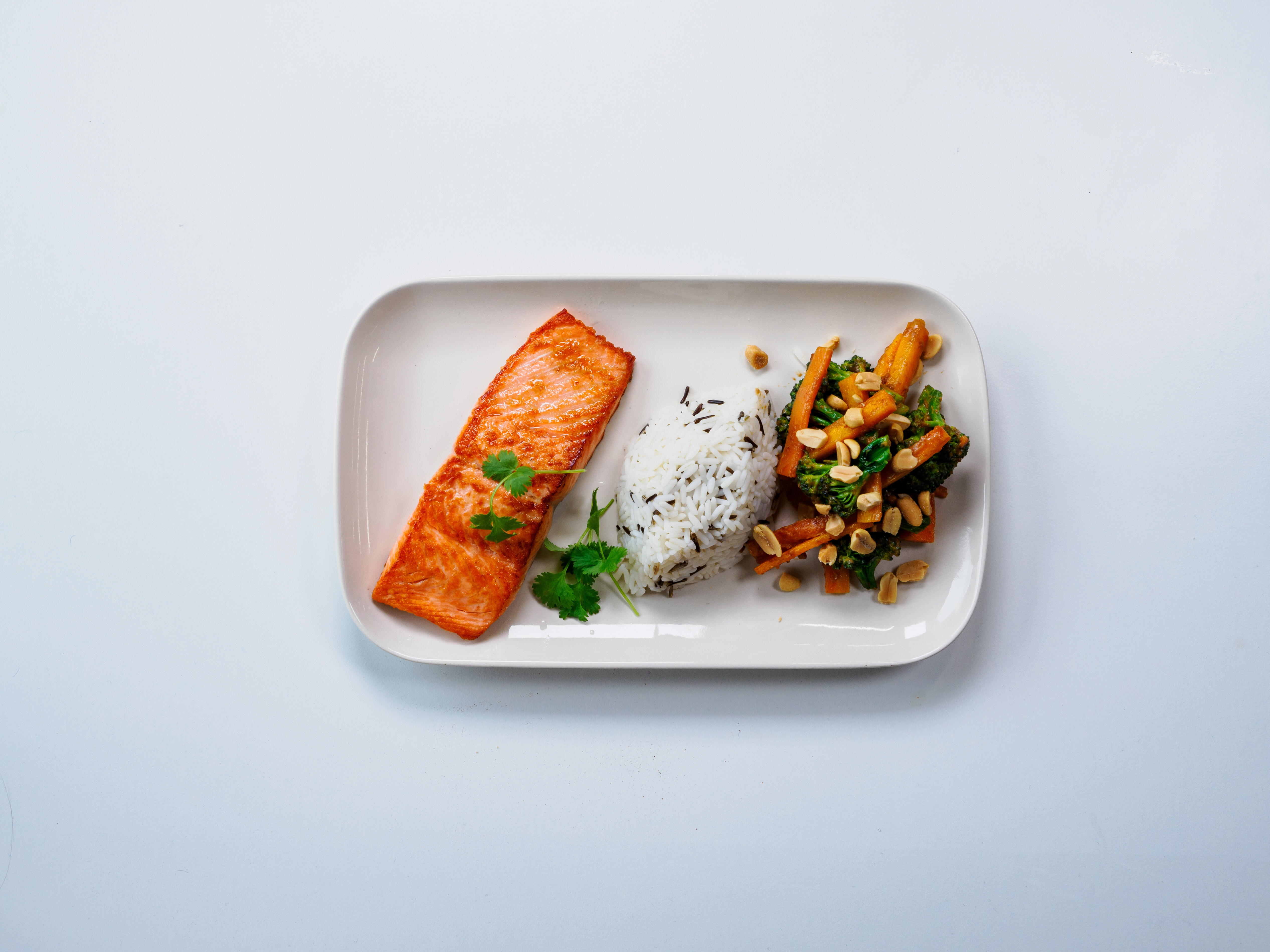 Wok med ørret og peanøttsaus