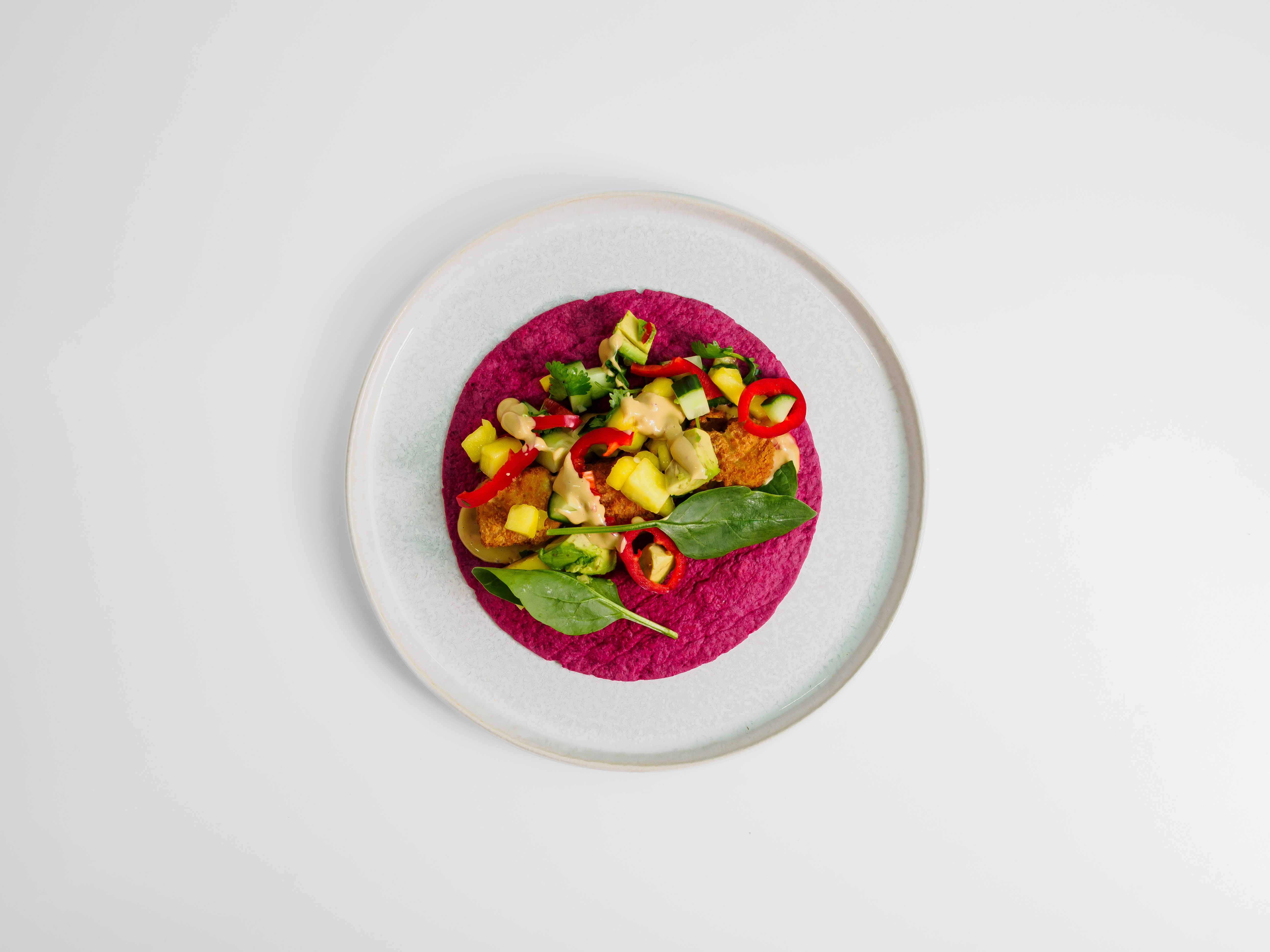 Rosa wrap med sprøpanerte torsketerninger og grønnsaker